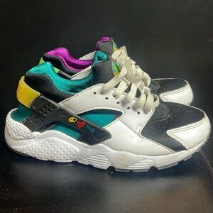 Nike Huarache Run Peace, Love, & Swoosh (GS) Like New Girls Size 5Y